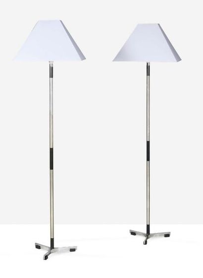 JO HAMMERBORG (1920-1982) Paire de lampadaires
Acier, palissandre
H.: 170 cm.
Fog...
