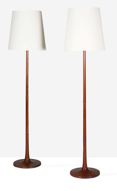 ESBEN KLINT (1915-1969) Paire de lampadaires
Acajou, tissu
H.: 164 cm.
Le Klint,...