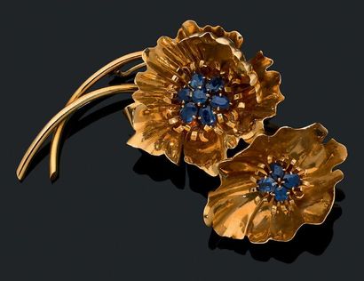 VAN CLEEF & ARPELS Broche "fleurs", saphirs ovales, or jaune 18k (750).
Signée et...