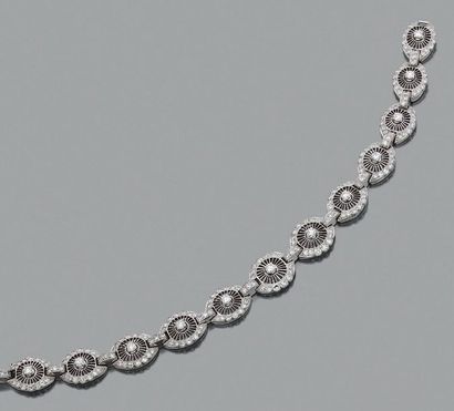 null Bracelet "diamants"
Diamants ronds, platine (950).
Travail français.
Long.:...