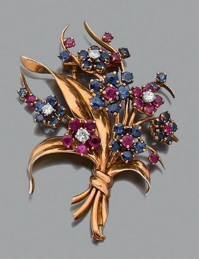 MAUBOUSSIN Clip "bouquet de fleurs" rubis, saphirs et diamants, platine (950) et...