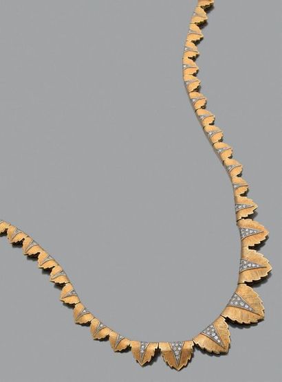 null Collier "draperie"
Diamants ronds, or jaune et gris 18K (750) .
Long.: 42 cm...
