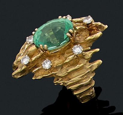 CHAUMET 
Bague tourmaline, diamants et or jaune 18K (750). Signée et poinçon de maitre....