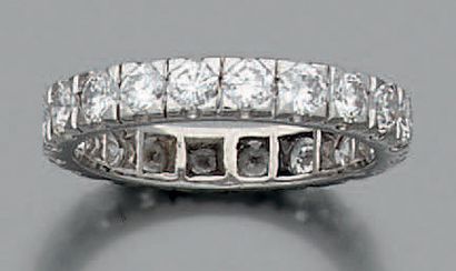 null Alliance
Diamants ronds, platine (950).
Td.: 56 - Pb.:4.99gr

A platinum and...