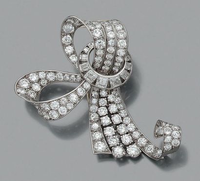 MELLERIO Clip «boucle» diamants taille ancienne et baguette, diamants ronds, or 18k...