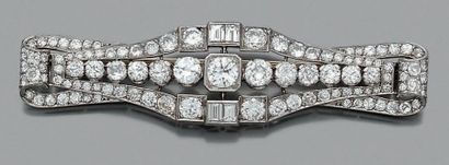 null Broche "diamants"
Diamants ronds et diamants taille baguette, platine (950)...