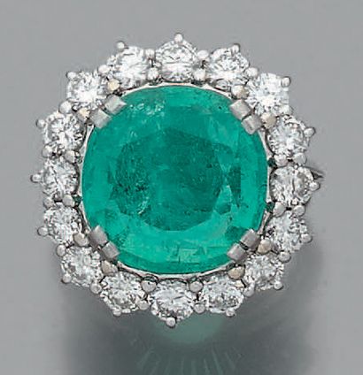 null Bague "émeraude"
Emeraude ronde, diamants de taille brillant, platine (950)...