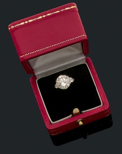 null Bague "diamant"
Diamant taille brillant, deux diamants poires et or jaune 18k...