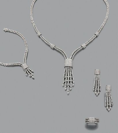 null Parure "diamants"
Composé d'un collier, un bracelet, une paire de pendants d'oreilles...