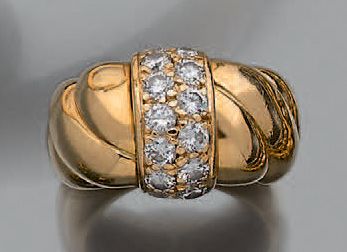 VAN CLEEF & ARPELS Bague jonc torsadé, diamants ronds et or 18k (750).
Signée et...