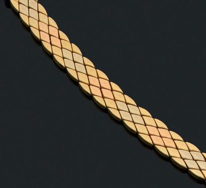 null Bracelet "ruban"
Trois ors 18k (750).
L.: 19 cm - Pb.: 49.7gr

A three gold...