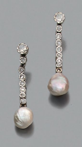 null Paire de pendants d'oreilles «perles fines»
Perles fines en goutte, diamants...