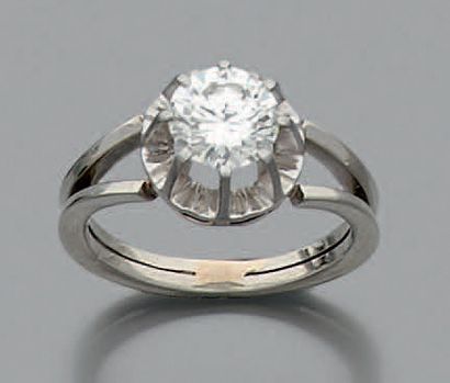 null Bague "solitaire"
Diamant de taille brillant, platine (950) or gris 18k (750).
Poids...