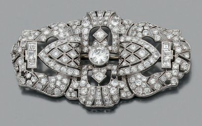 null Broche "plaque"
Diamants de taille ancienne et baguettes, platine (950).
Vers...