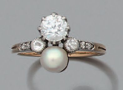 null Bague
Diamants de taille ancienne, perle supposée fine, or 18k (750) et PLATINE...
