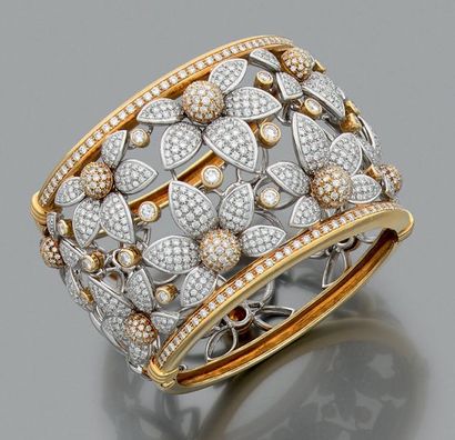 null Bracelet "manchette de fleurs"
Diamants de taille brillant, or jaune et gris...