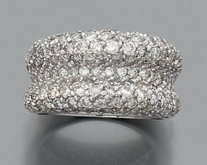 null Bague
Pavage de diamants, or gris 18K (750).
Td.: 54 - Pb.: 10.5gr

A gold and...