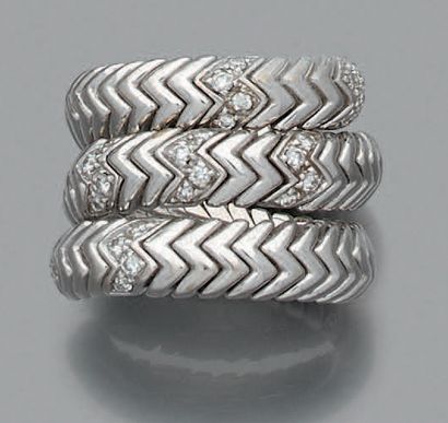 BULGARI "Serpenti"
Bague "serpent" chevrons d'or gris flexible, diamants. Signée.
Td.:...