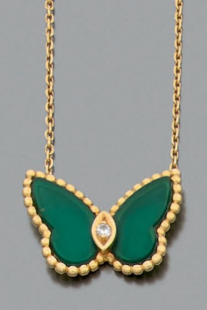 VAN CLEEF & ARPELS "Papillon"
Collier chrysoprase, diamant et or jaune 18k (750)....