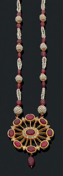 null Collier
Semences de perles, perles de rubis, or jaune 18K (750) et émail.
Diam....