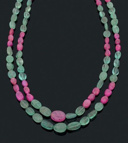 null Collier double rangs composé de perles de saphirs roses et émeraudes.
Pb.: 44.1gr

A...