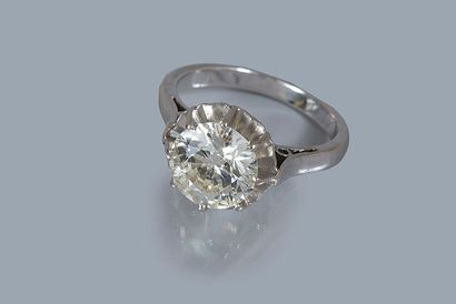 null Bague «solitaire»
Diamant demi taille, or gris 18K (750).
Poids du diamant:...