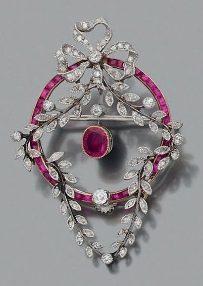 null Broche-pendentif "guirlande"
Diamants taillés en rose, rubis calibrés, or 18k...