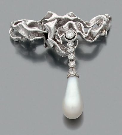 null Broche «perle fine»
Perle fine goutte, diamants, or 18k (750) et platine (950).
Pb.:...