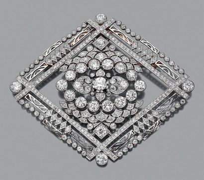 null Grande broche
Diamants de taille ancienne, platine (950) et or 18K (750).
Larg.:...