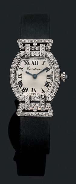 CARTIER Montre de dame, forme tonneau, entourage diamants de taille huit huit, platine...