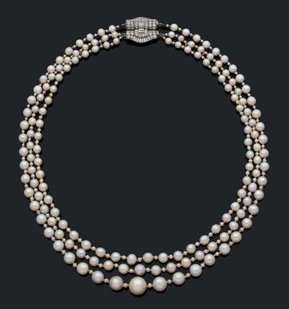 BOUCHERON 
Perles fines. Ensemble composé de deux colliers formés de trois rangs...