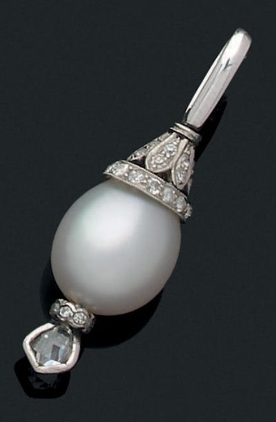  Pendentif «perle fine» Perle fine en goutte, diamants ronds et or gris 18k (750)...