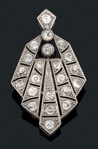 null Pendentif "art déco"
Diamants de taille ancienne et platine (950). Chaine.
Travail...