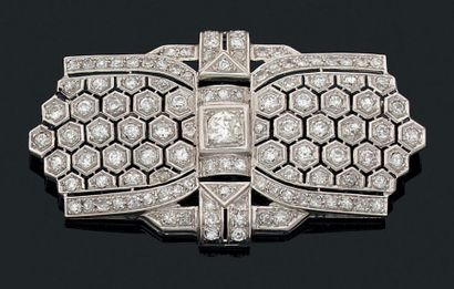 null Broche "plaque"
Diamants ronds, platine (950).
Travail français, vers 1930.
Long.:...