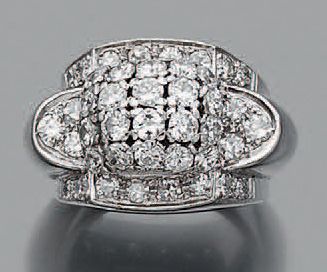 null Bague "chevalière"
Diamants ronds, PLATINE (950) 
Td.: 49 - Pb.: 14.1gr

