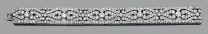null Bracelet "ruban"
Diamants ronds et diamants de taille ancienne, platine (950)...