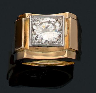 null Bague "chevalière"
Diamant rond et or 18k (750). Vers 1940.
Poids du diamant:...