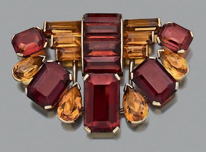 CARTIER Clip citrines, or 14k (585).
Signé Cartier London, vers 1940.
Dans son écrin.
Long.:...