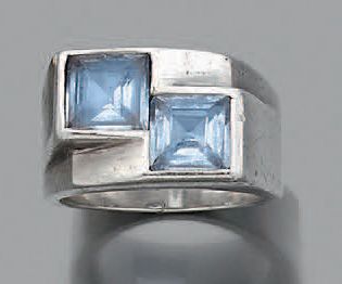 RENE BOIVIN Bague pierres bleues et argent (<800). Vers 1935.
Td.: 46 - Pb.: 9.3gr
Accompagnée...