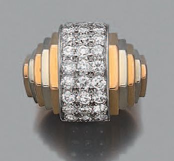 RENE BOIVIN Bague "rouleau à gradins" diamants ronds, or jaune et gris 18k (750),...