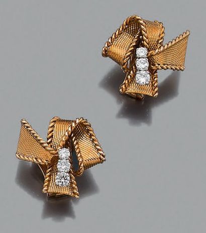MAUBOUSSIN "Noeud"
Paire de clips d'oreilles, diamants ronds, or jaune 18k (750)...