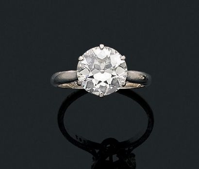 null Bague "solitaire"
Diamant taille ancienne, or 18k (750) et platine (950).
Poids...