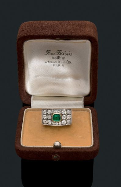 RENE BOIVIN 
Bague "chevalière" Emeraude cabochon, pavage de diamants de taille ancienne,...