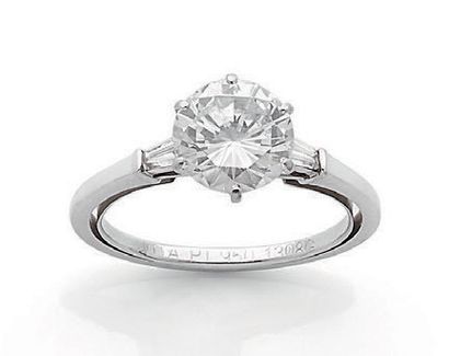 null Bague "diamant"
Diamant de taille moderne, épaulé de deux diamants baguettes,...