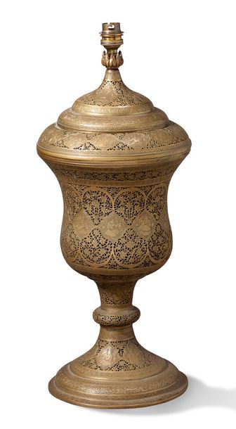 null BRÛLE-PARFUM en forme de vase campaniforme à couvercle monté en lampe, Iran...