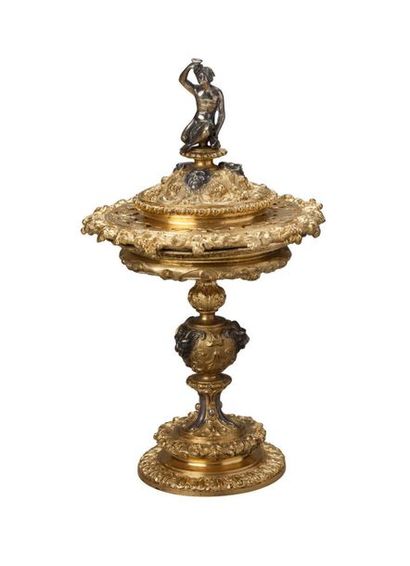 ALPHONSE GIROUX - PARIS Brûle parfum en bronze ciselé, doré et patiné à décor d'arabesques...