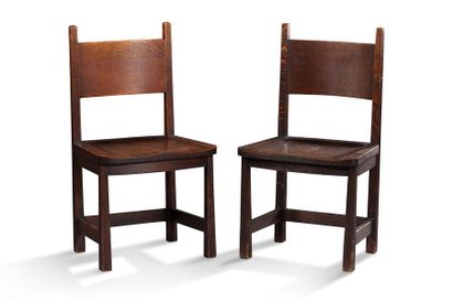 ATTRIBUÉES À GUSTAV STICKLEY (1858-1942) • Paire de chaises en chêne à dossier légèrement...
