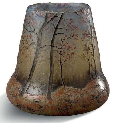 LEGRAS Vase en en verre multicouche à décor d'un paysage au bois, dégagé à l'acide.
Signé
H:...
