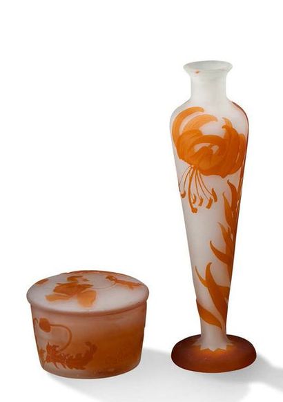 ÉTABLISSEMENTS GALLÉ Vase balustre sur piedouche et bonbonnière en verre à décor...