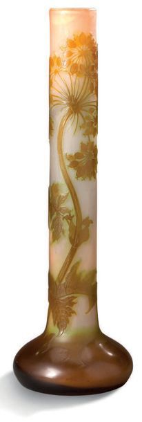 ÉTABLISSEMENT GALLÉ Vase cheminée à col tubulaire en verre multicouche à décor d'ombelles...